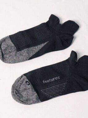 Feetures Ankle Socks Lightweight Running - Size M